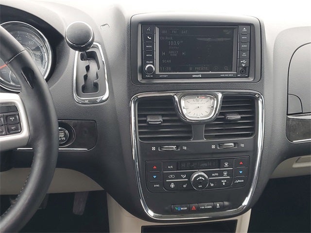 2016 Chrysler Town & Country Touring-L